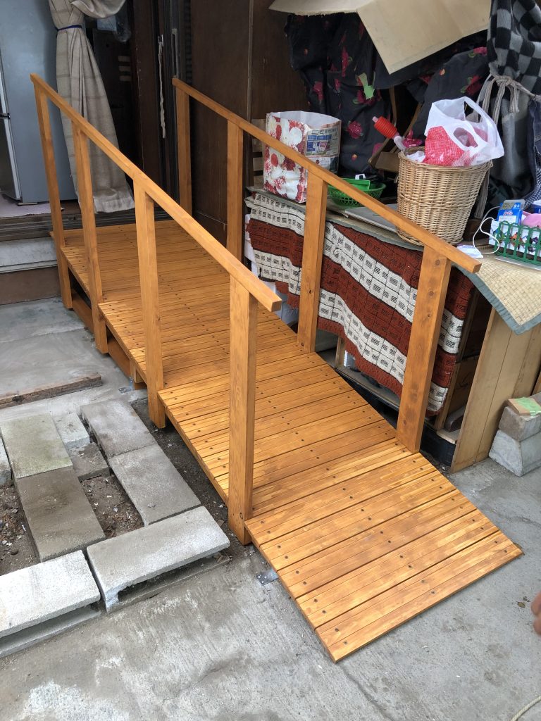 手すり有り木製玄関スロープ
