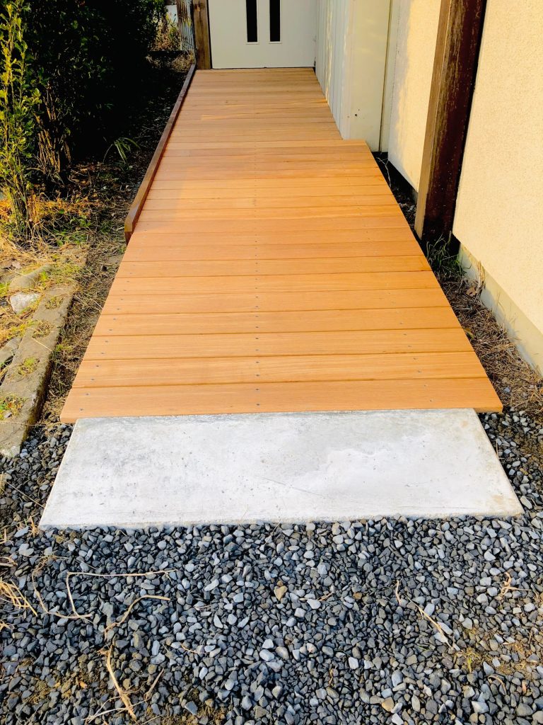 手すり無し木製スロープ